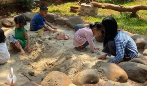 Anak Sekolah Waldorf Bermain